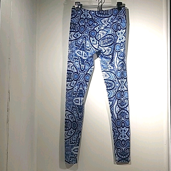 ONZIE. Yoga Blue White Leggings Size M/L - Picture 3 of 10